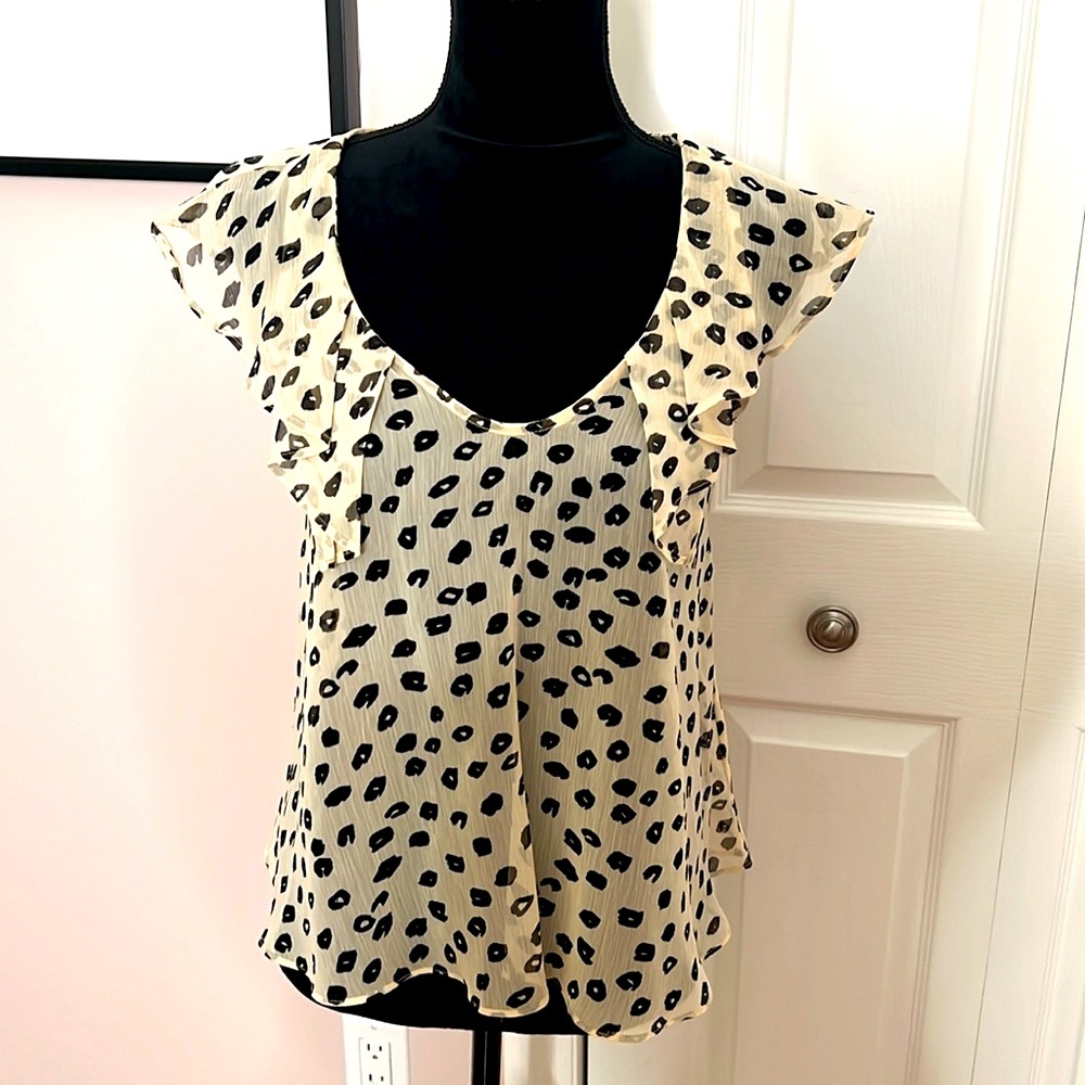 BCBG Génération Animal 🦓 🐆 Print shirt with delicate Flutter cap sleeves. XXS